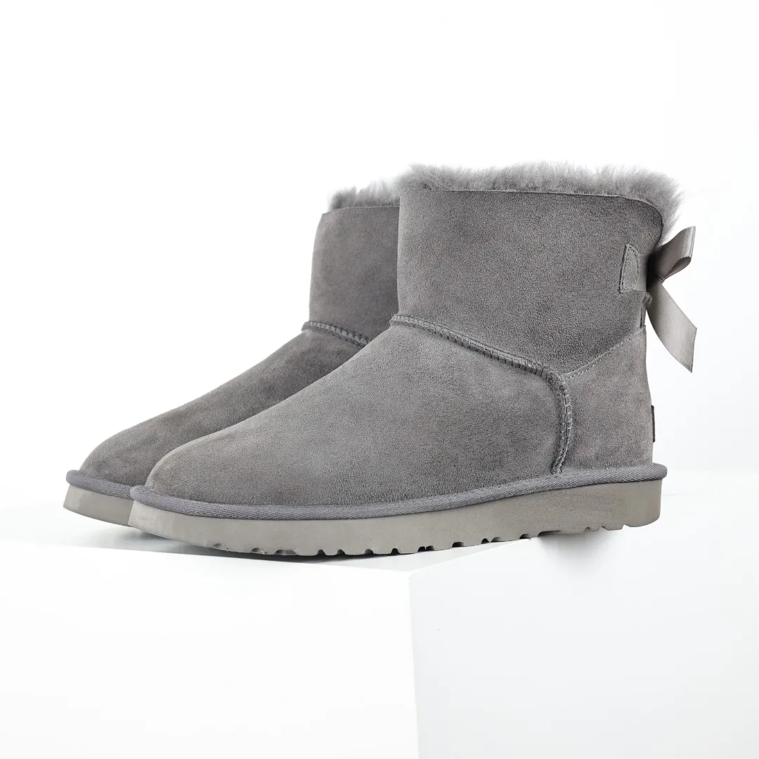 Pick up locally 💰600 Core recommended good price Independently developed original outsole and cashmere insole to keep you warm in winter and suitable for home use. In the new year, uug launched a style series, which is partially geared towards the preferences of young consumers and has also moved to the forefront of fashion trends. Shoe body material Water-repellent coated suede upper 17 mm UGGPURE™ implanted wool insole Lightweight non-slip comfortable rubber outsole With brand LOGO trademark Comes with a full set of packaging Size: 35 36 37 38 39 40